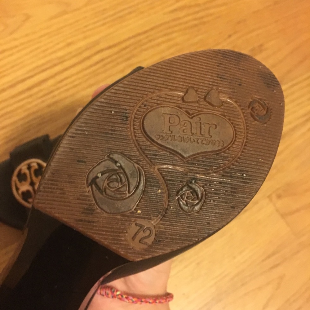 VAN VAN BLACK HEELS WITH EMBLEM - Picture 6 of 6